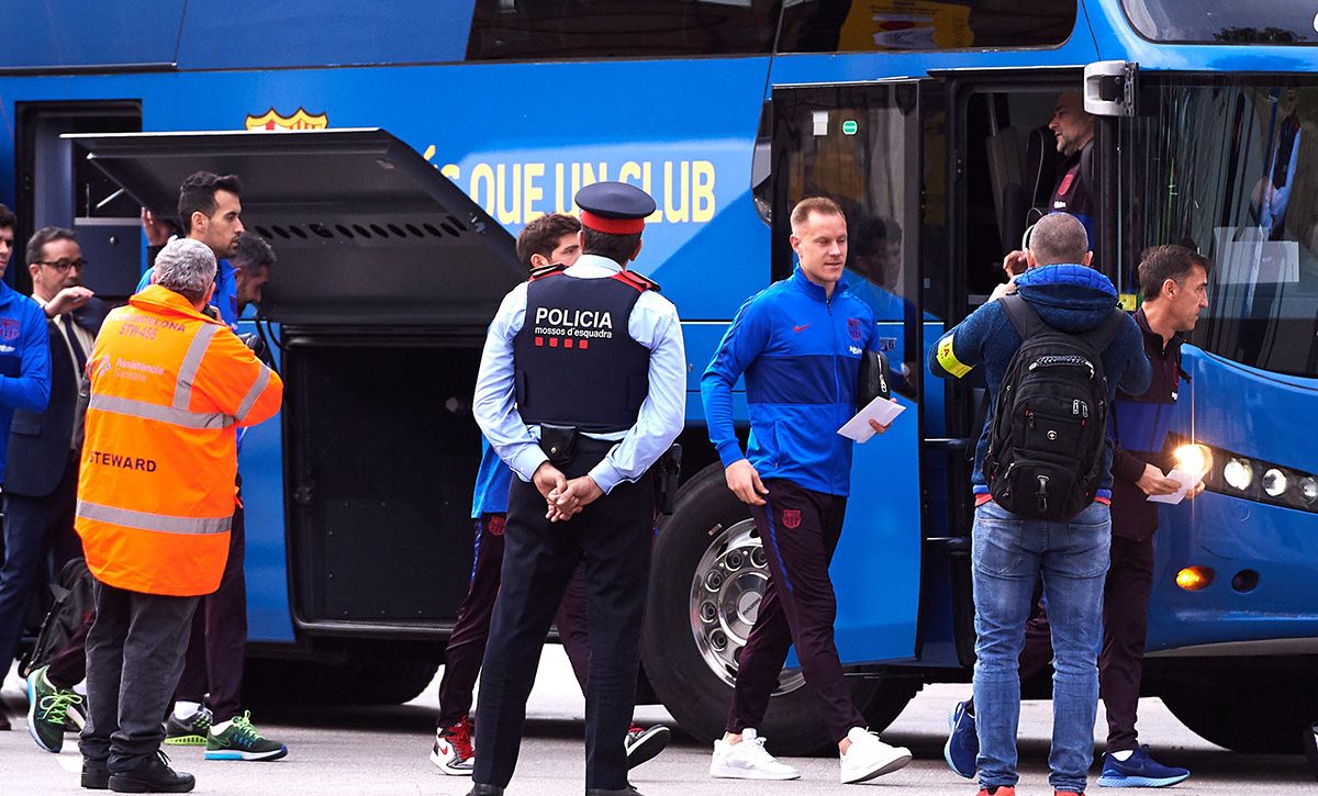 Ter Stegen, saliendo del autobús oficial del FC Barcelona