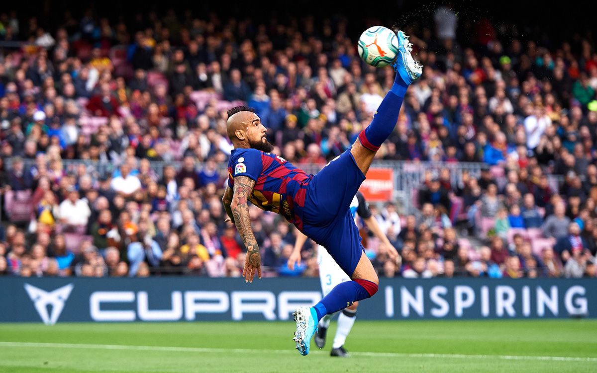 Arturo Vidal, trying an acrobatic shot in the Camp Nou