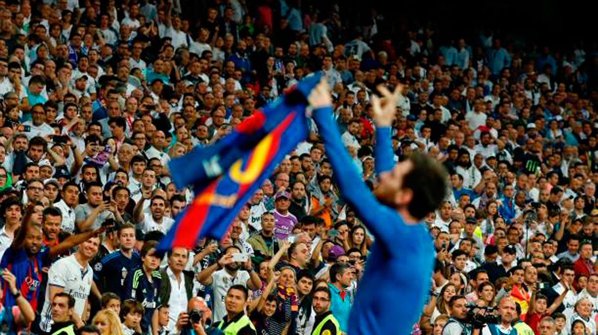 Leo Messi, enseñando su camiseta en el Bernabéu