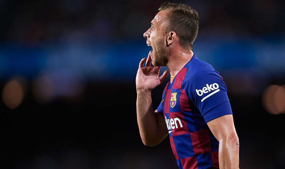 Arthur Melo, protesting to the referee during a match of the FC Barcelona