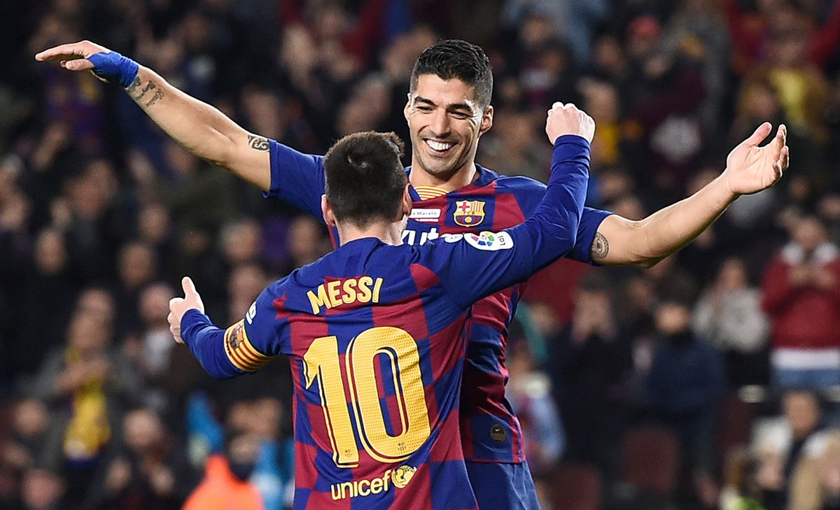 Leo Messi and Luis Suárez, embracing after scoring a goal with the Barça