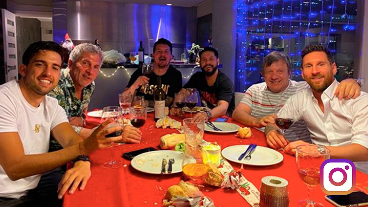 Leo Messi, comiéndose los turrones junto a familiares y amigos en Argentina