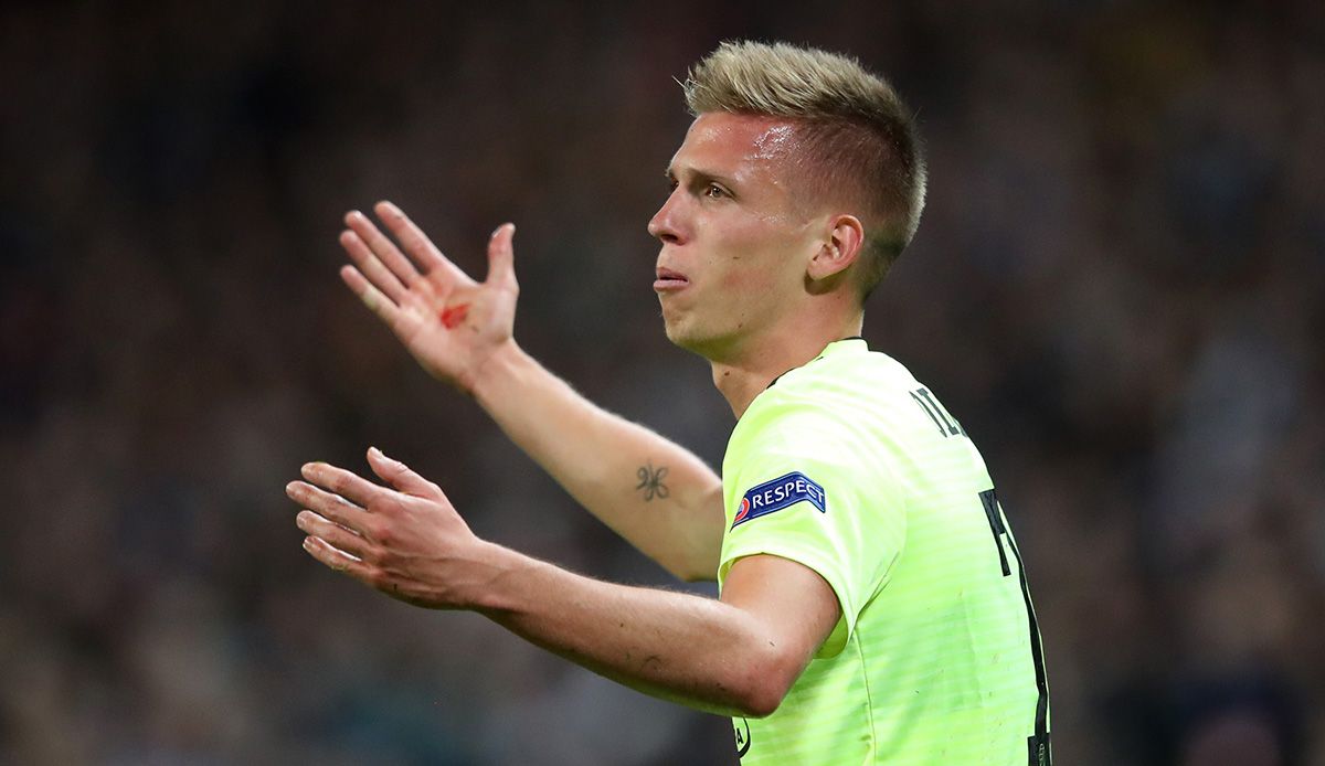 Dani Olmo, protesting an action to the referee in Champions League