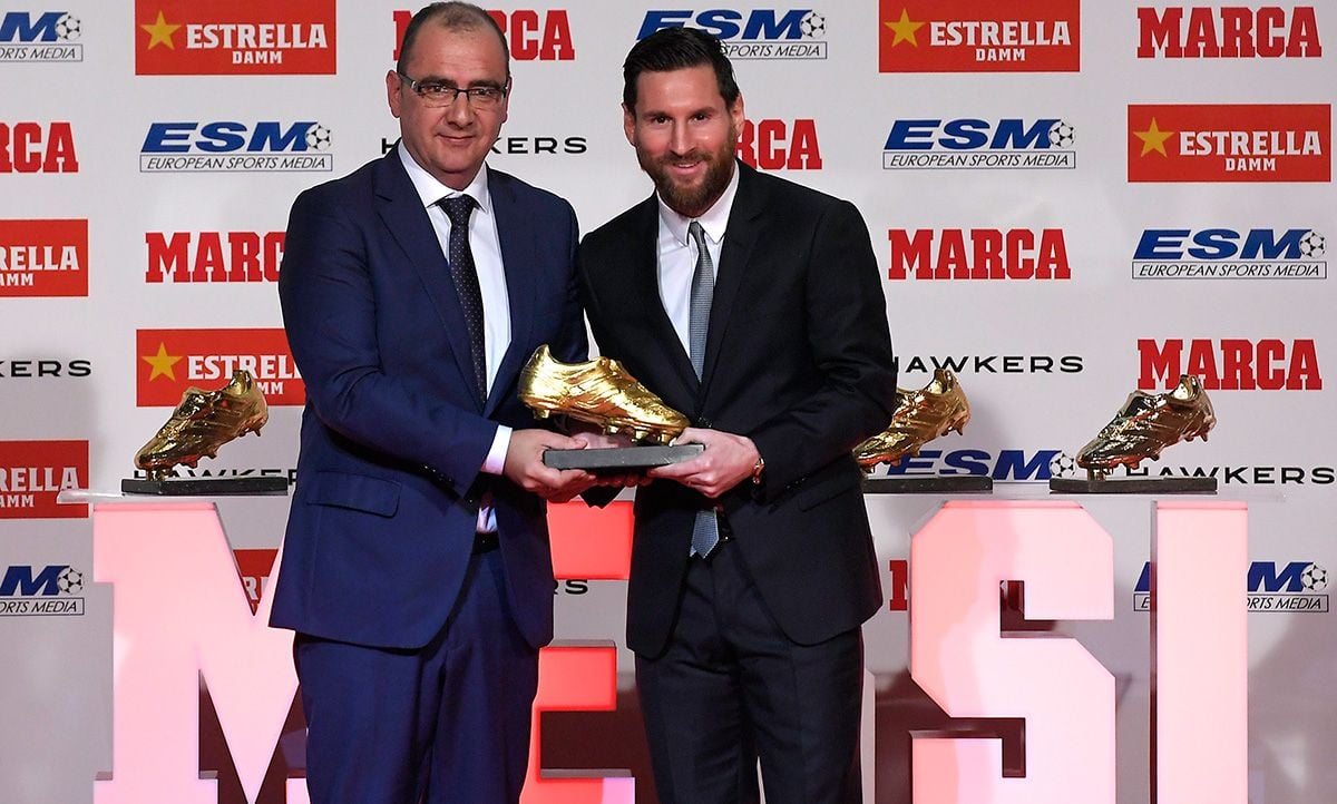 Leo Messi, posando con Juan Ignacio Gallardo tras recibir la Bota de Oro 2019