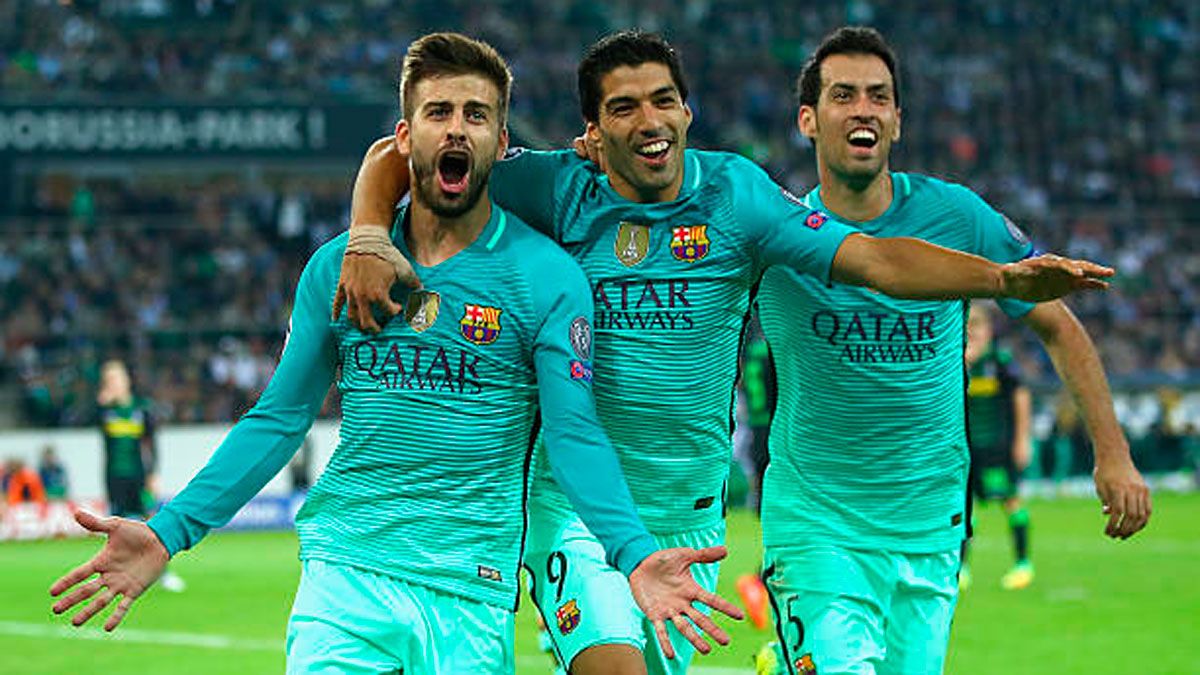 Piqué, Suárez and Busquets, celebrating a goal