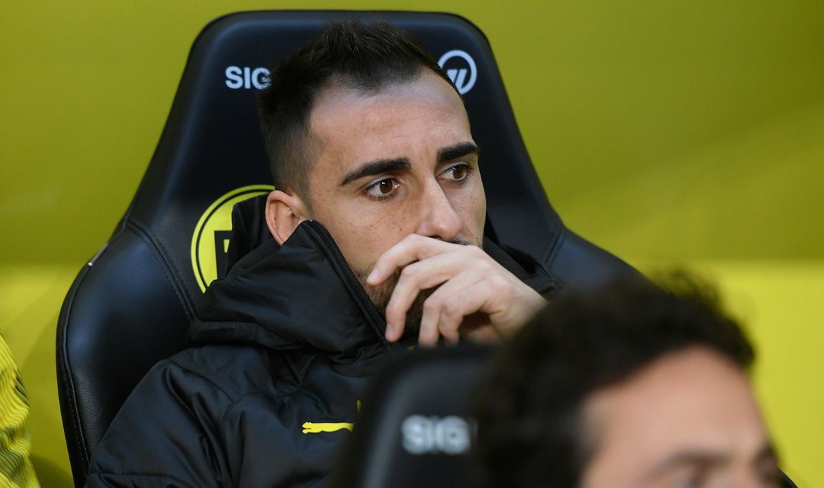 Paco Alcácer, seated in the bench of the Borussia Dortmund