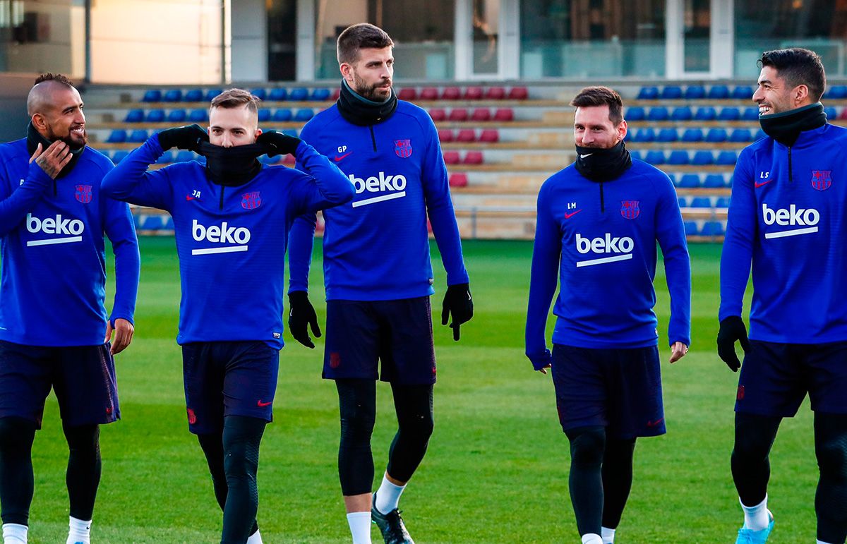 Arturo Vidal, Leo Messi, Jordi Alba, Luis Suárez y Piqué en un entrenamiento