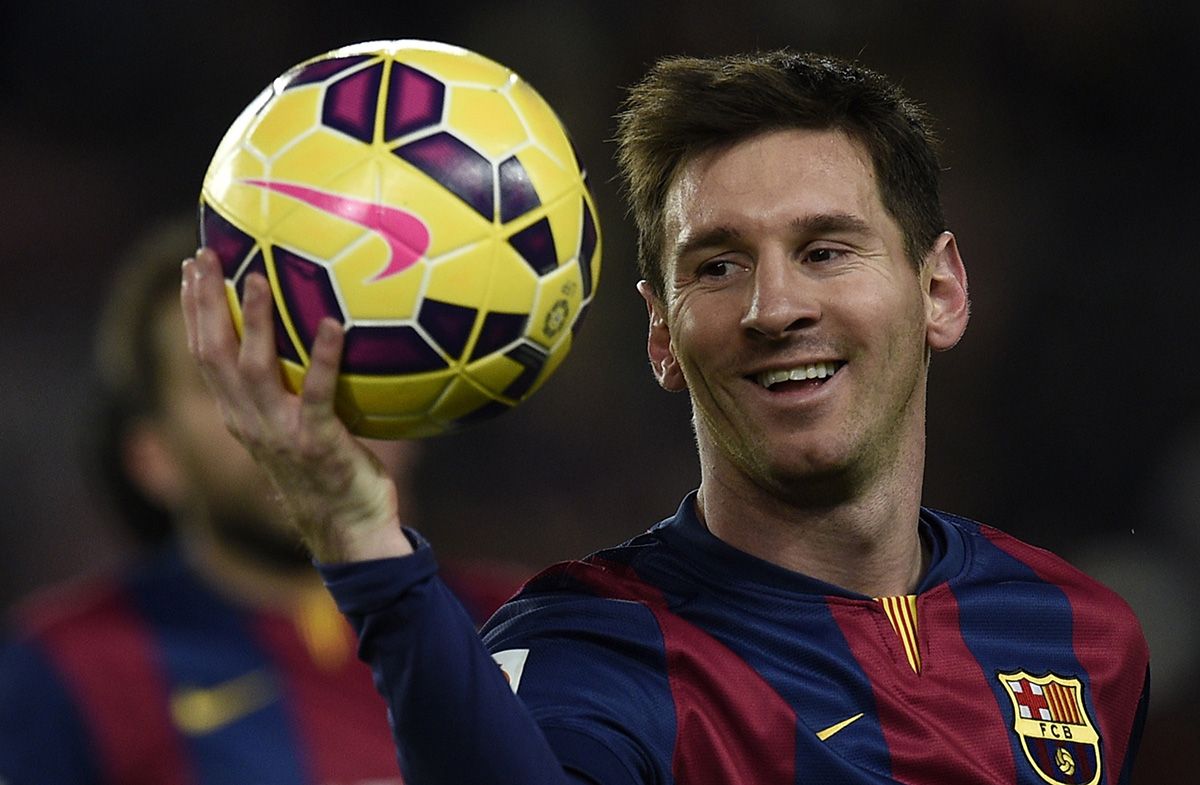 Leo Messi, mostrando el balón de LaLiga tras marcar un 'hat-trick'