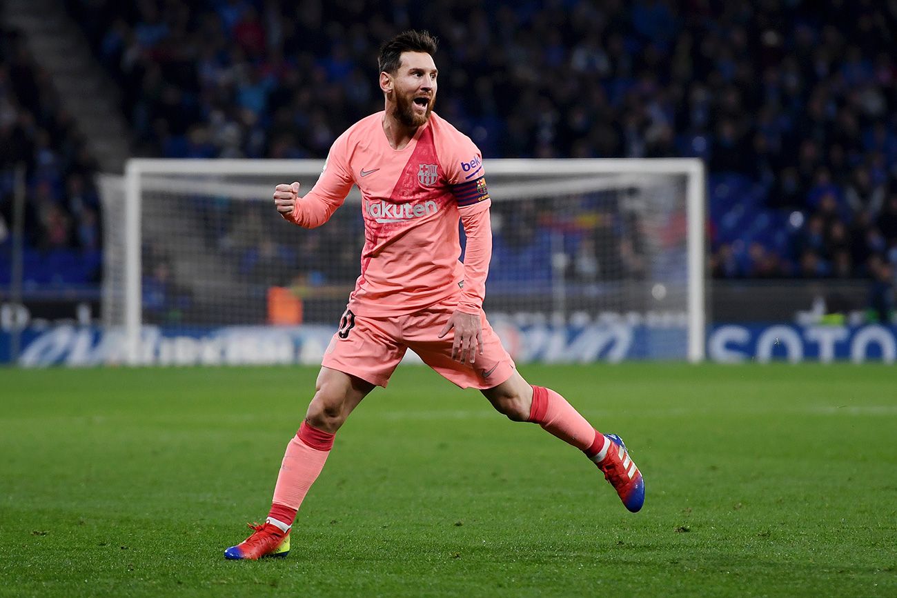 Leo Messi celebrates a goal in the stadium of the Espanyol