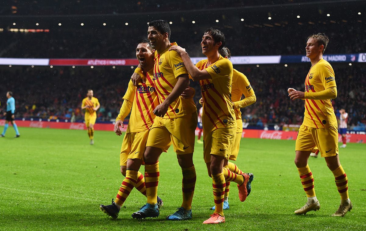 Luis Suárez, celebrando con sus compañeros un gol marcado al Espanyol