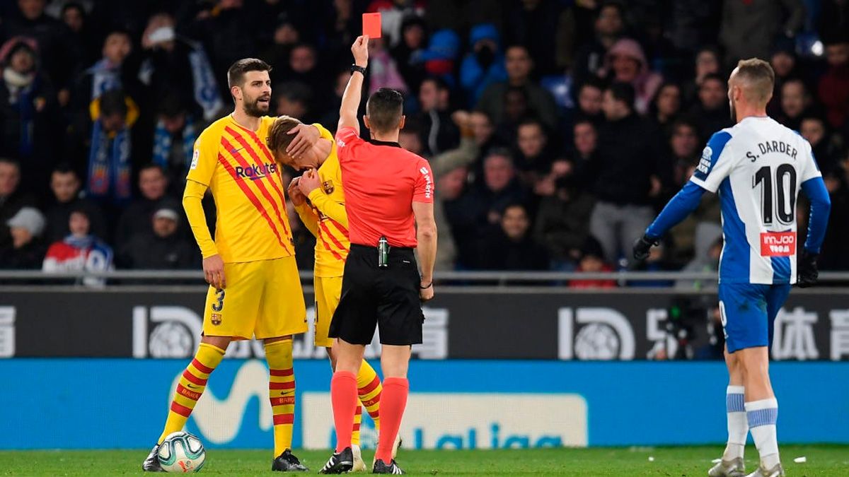 Frenkie de Jong is sent out during the RCD Espanyol-Barça of LaLiga