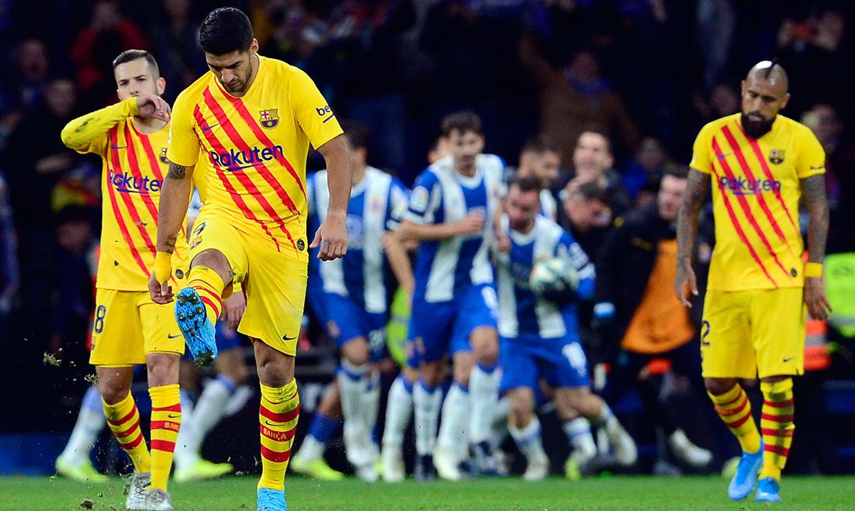 The players of the FC Barcelona, sad after the tie against the Espanyol