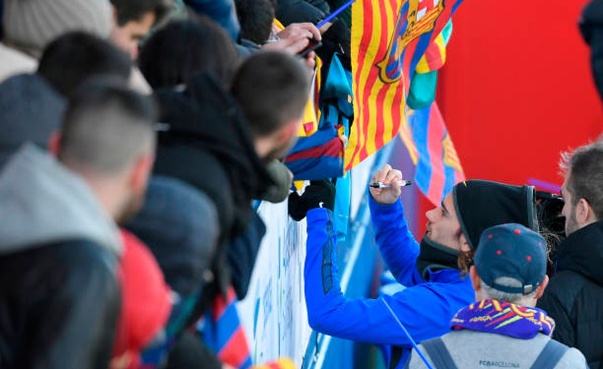 Antoine Griezmann, firmando autógrafos