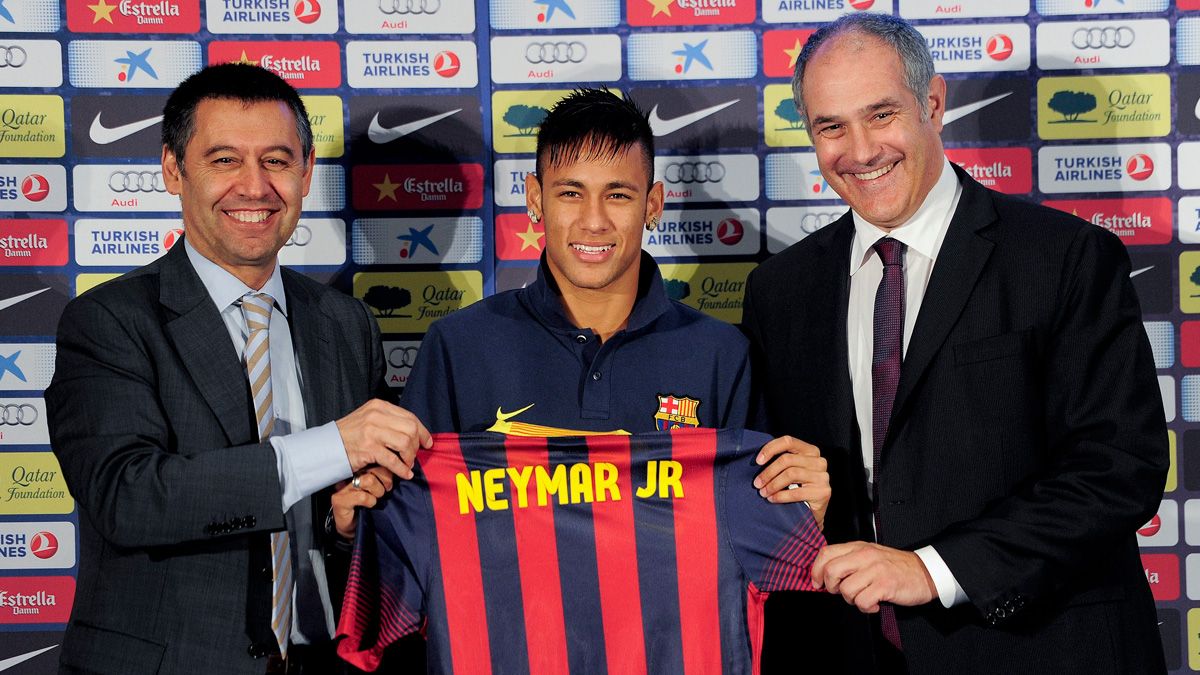 Josep Maria Bartomeu and Neymar in the presentation of the brazilian with Barça