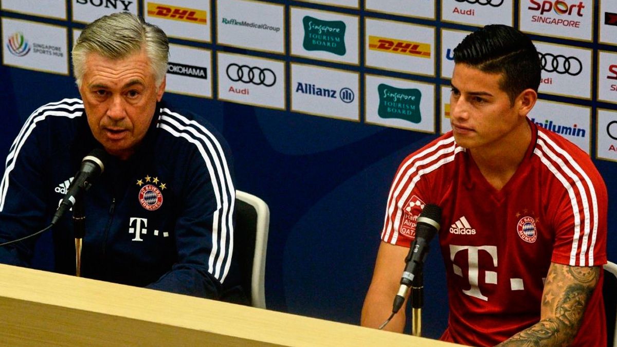 James Rodríguez y Carlo Ancelotti en una rueda de prensa del Bayern de Múnich