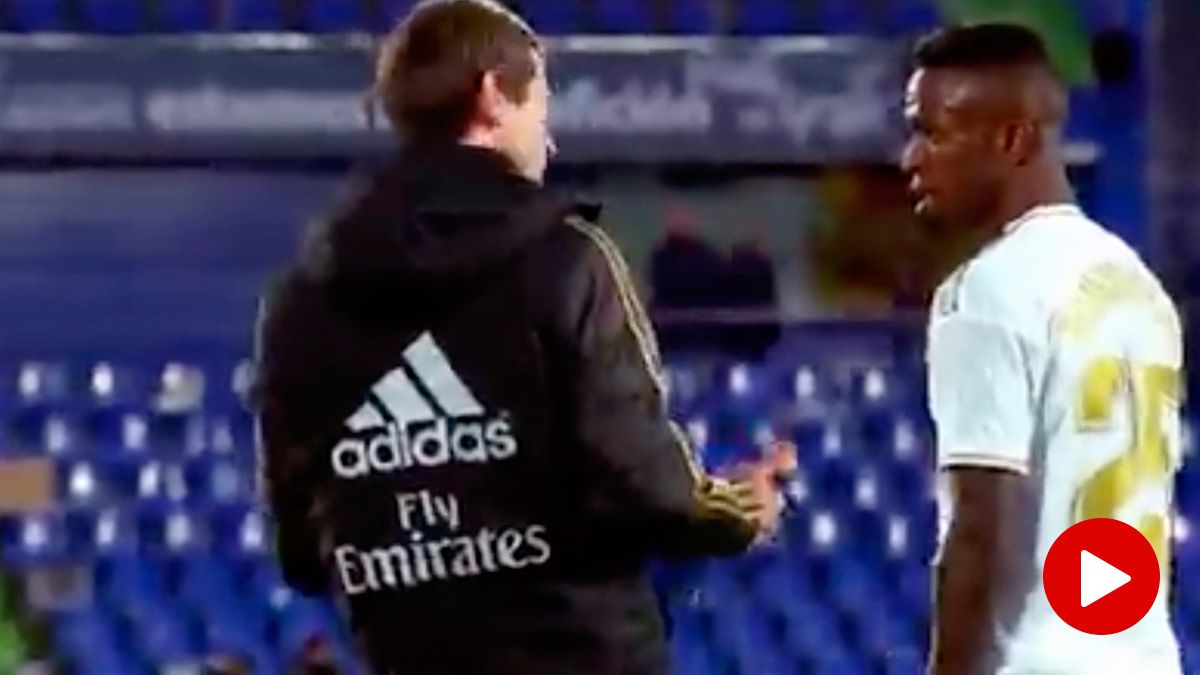 Vinicius Jr, dando excusas al preparador físico del Real Madrid para no calentar