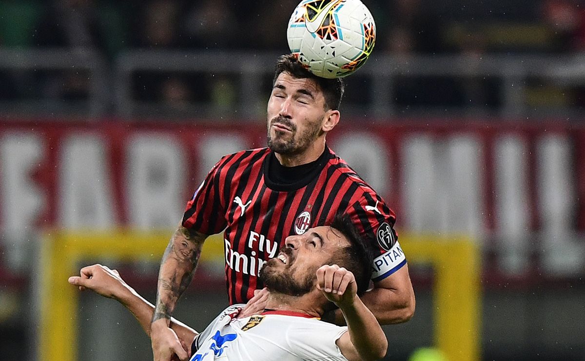 Alessio Romagnoli, despejando un balón del área del AC Milan