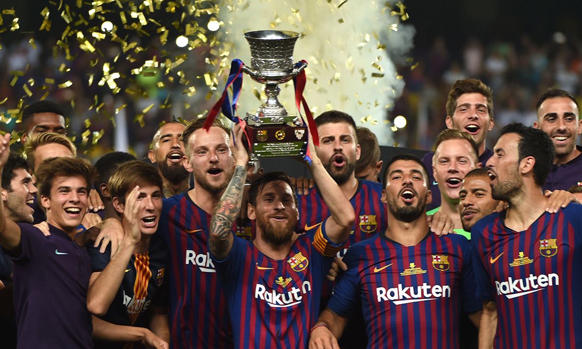 El FC Barcelona, levantando la última Supercopa de España