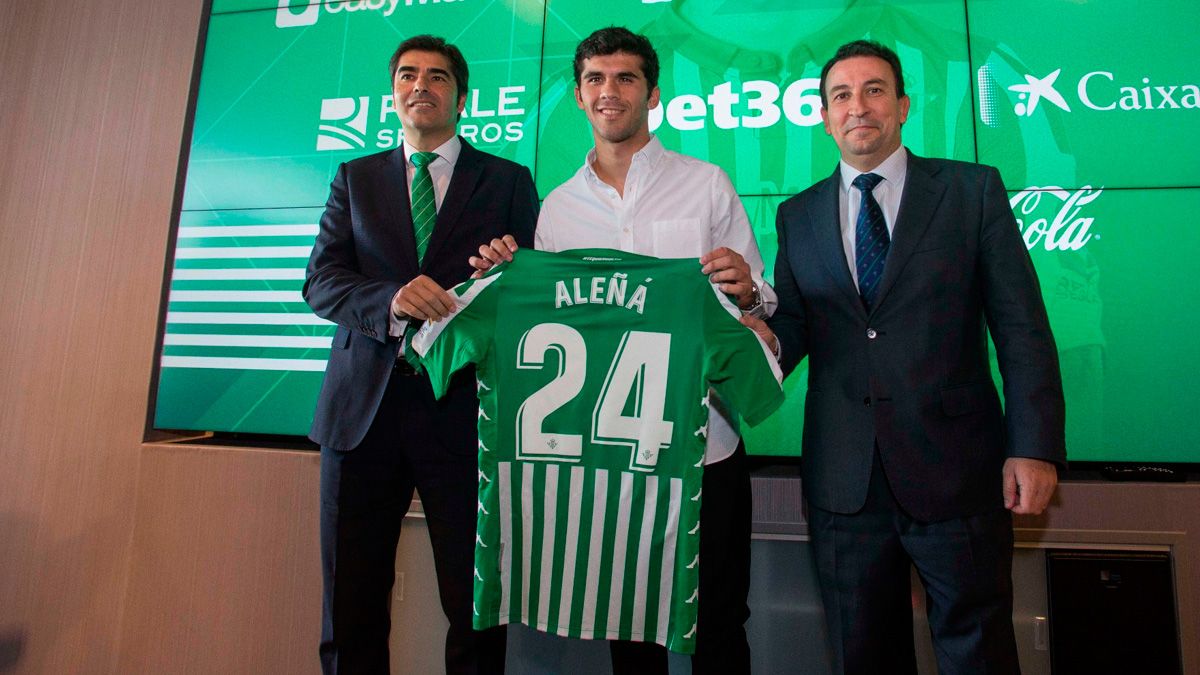 Carles Aleñá in his official presentation with Real Betis | @RealBetis