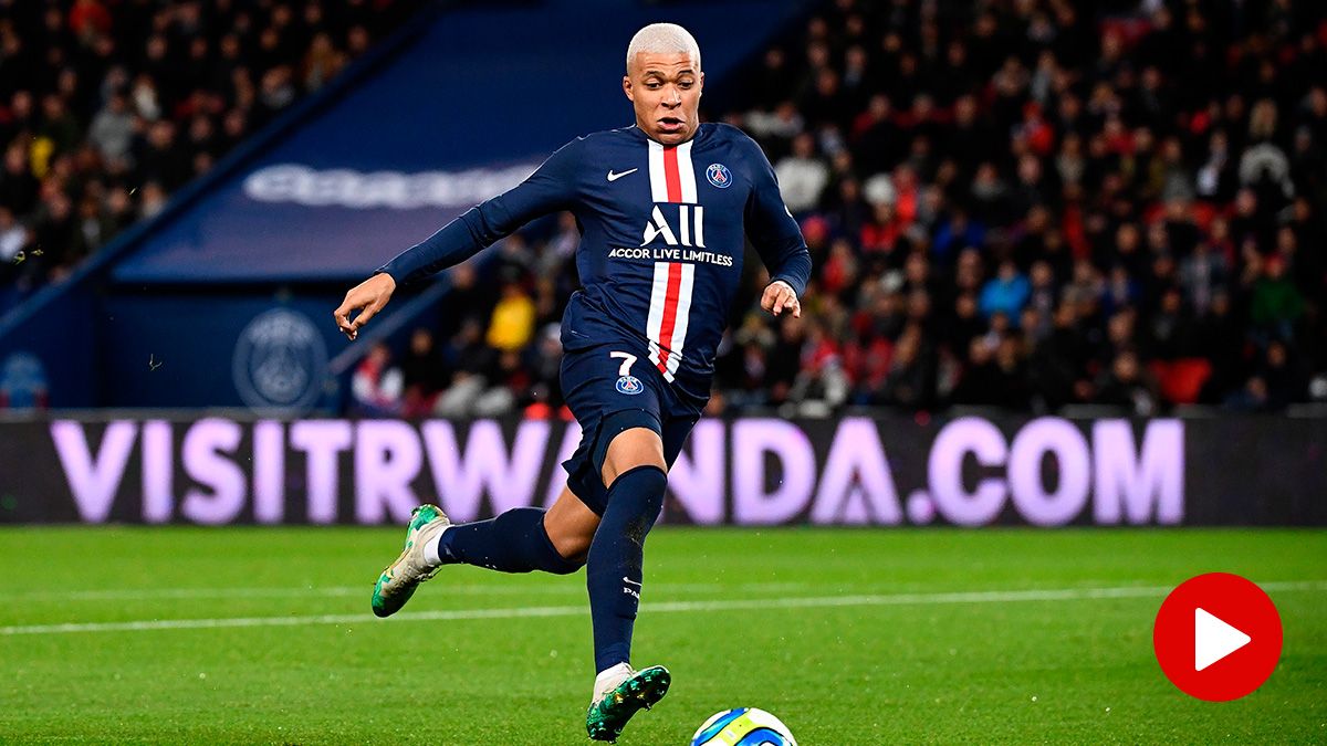 Kylian Mbappé in a match of PSG in the League Cup