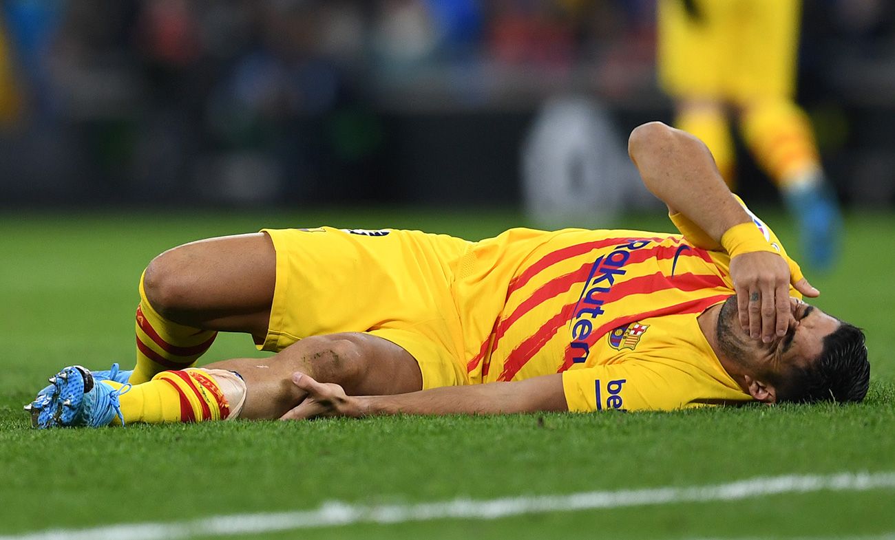 Luis Suárez, en el suelo lesionado contra el Espanyol