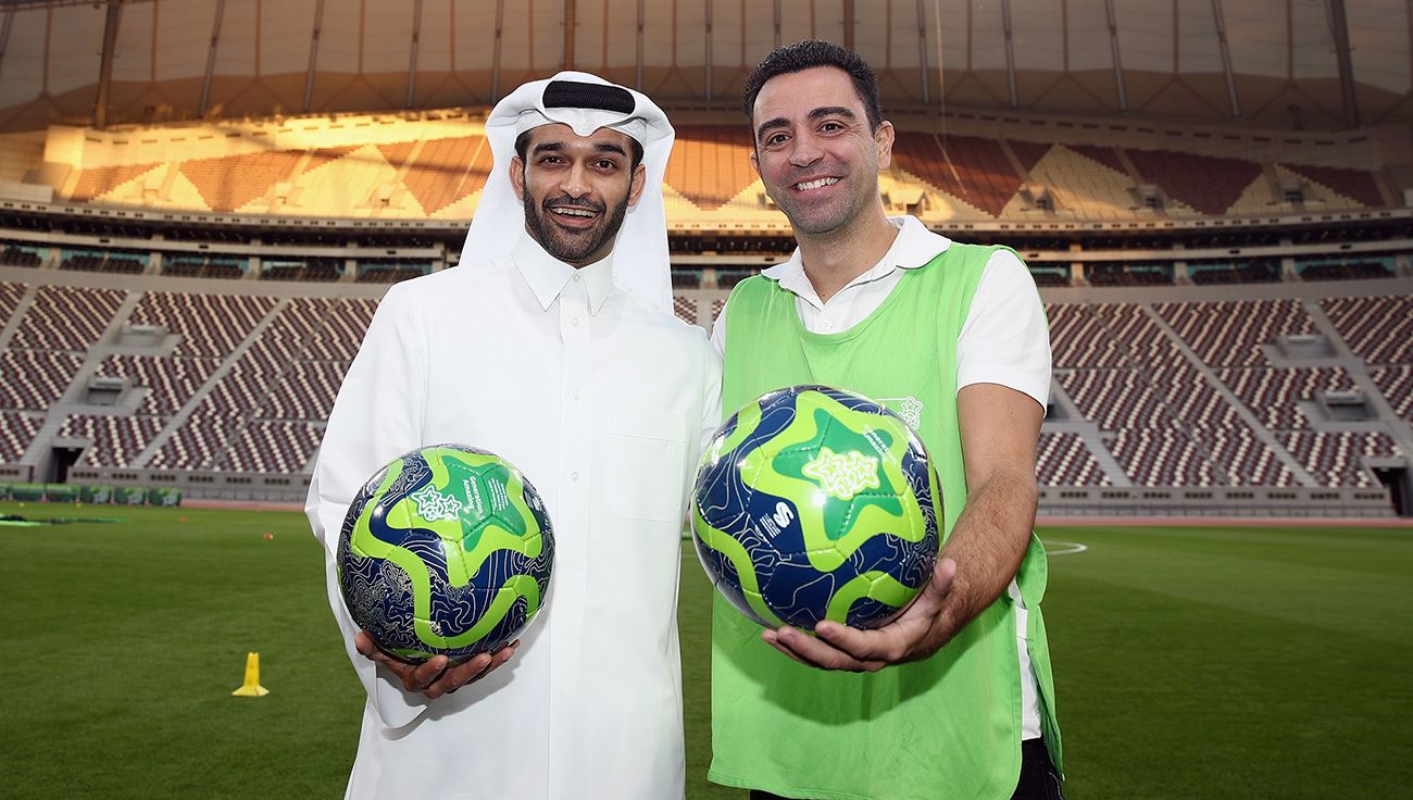 Xavi poses with a director of the To the-Sadd