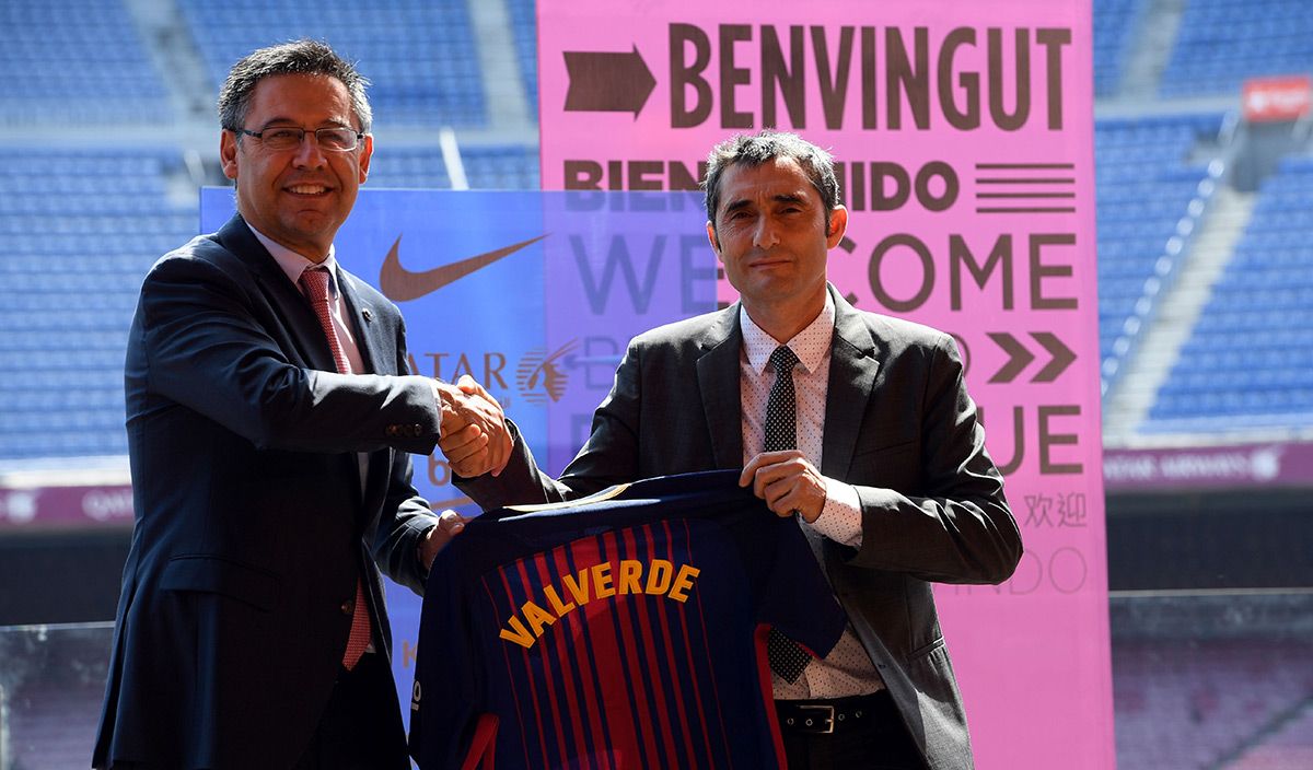 Ernesto Valverde y Josep Maria Bartomeu, durante la presentación oficial del 'Txingurri'