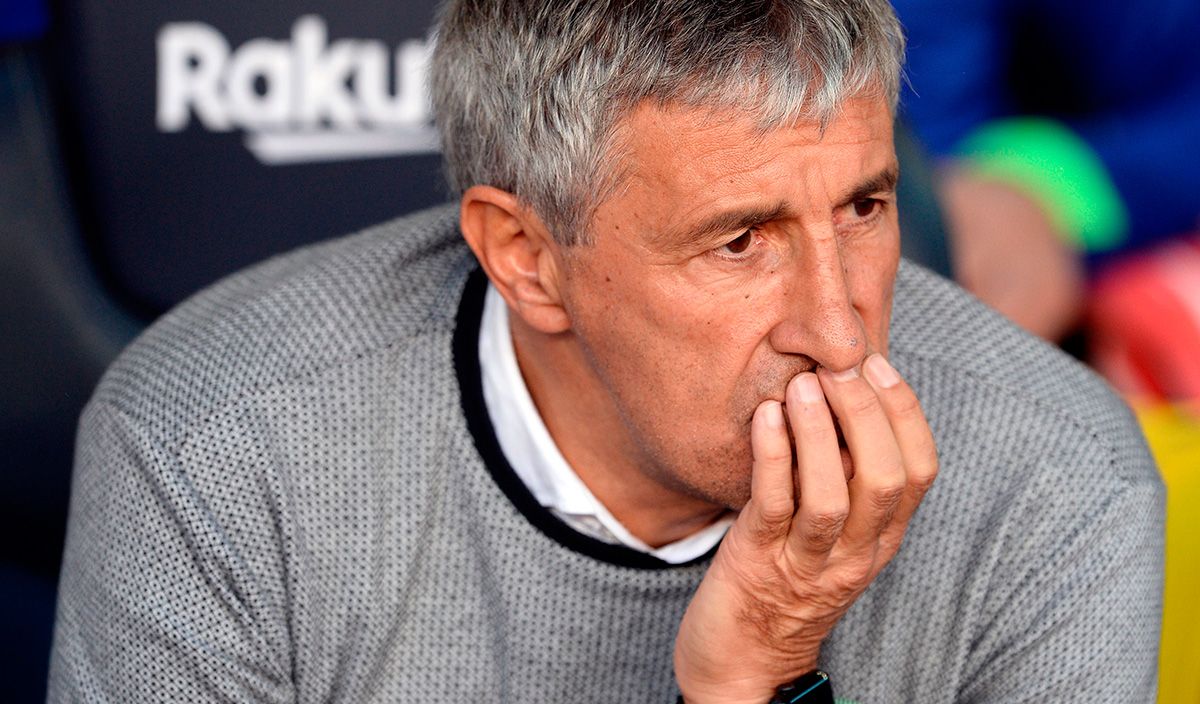 Quique Setién, seated in the bench of the Camp Nou