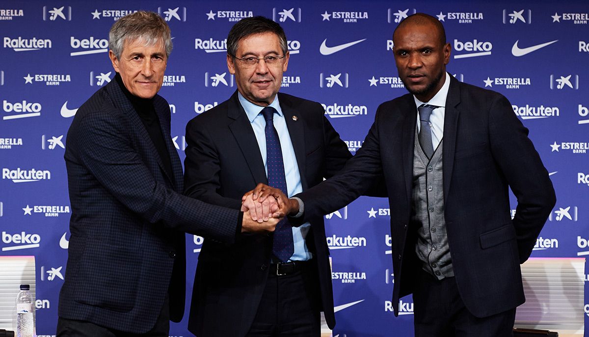 Quique Setién, Josep Maria Bartomeu y Éric Abidal, durante la rueda de prensa de presentación