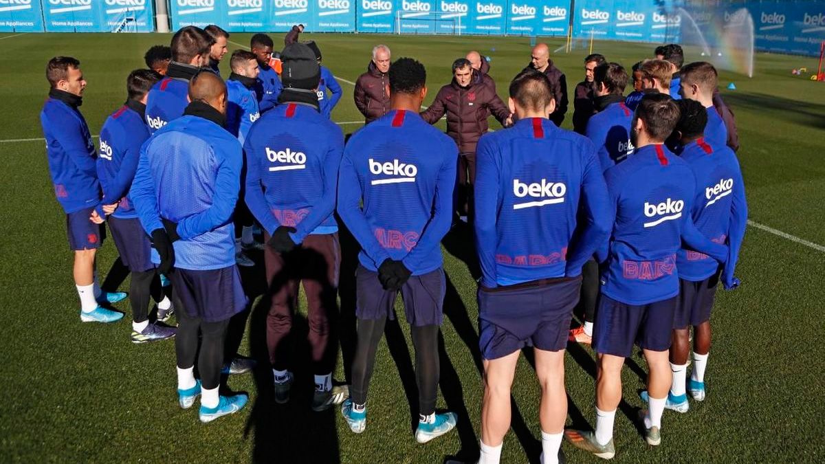 Ernesto Valverde and the players of Barça in a training session | FCB