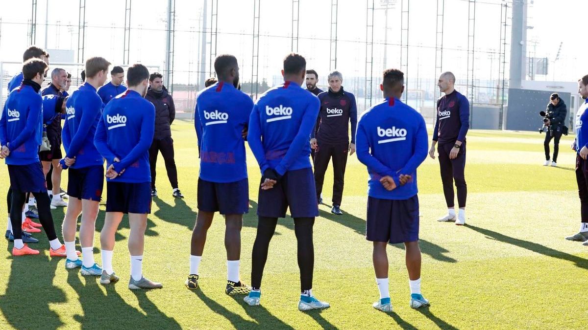 Quique Setién and the players of Barça in a training session | FCB