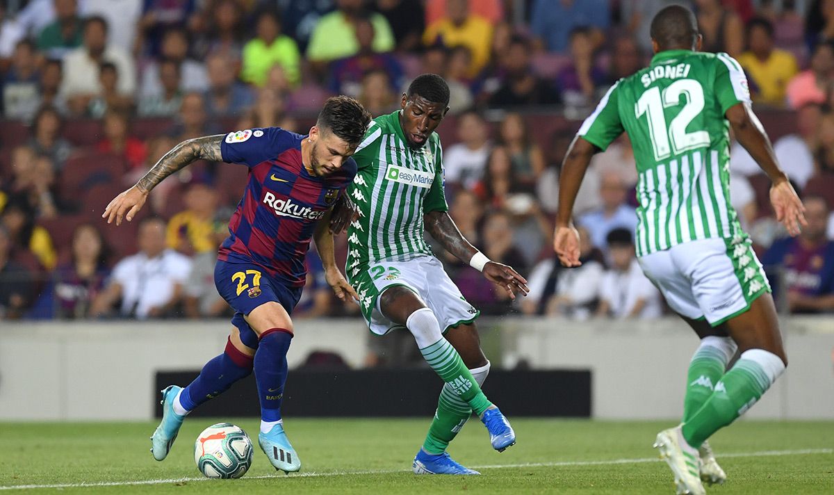 Emerson Aparecido, trying steal a ball to Carles Pérez