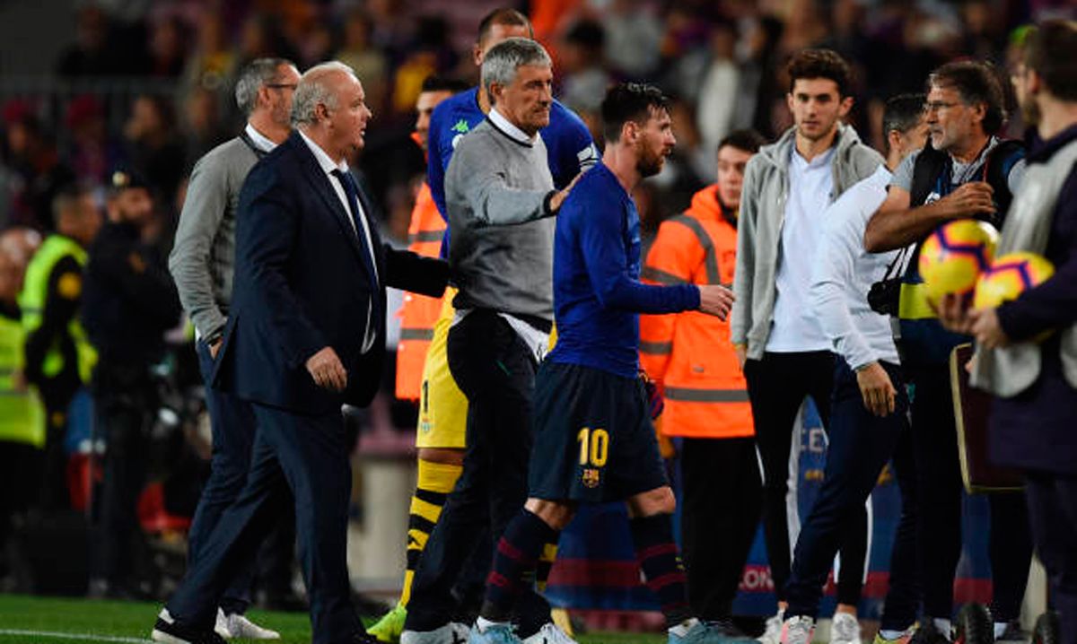 Quique Setién, beside Leo Messi after a Barcelona-Betis