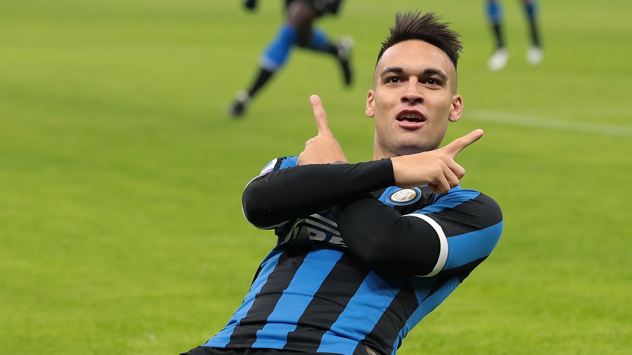 Lautaro Martínez celebrates a goal with the Inter