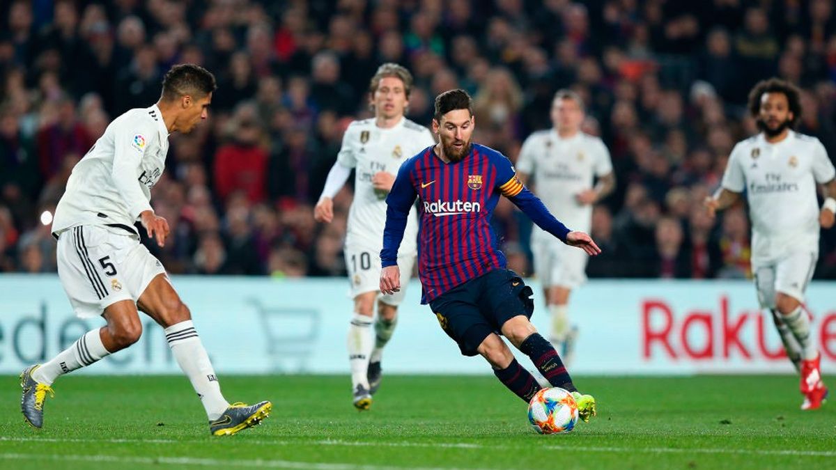 Leo Messi y Raphaël Varane en un partido entre FC Barcelona y Real Madrid