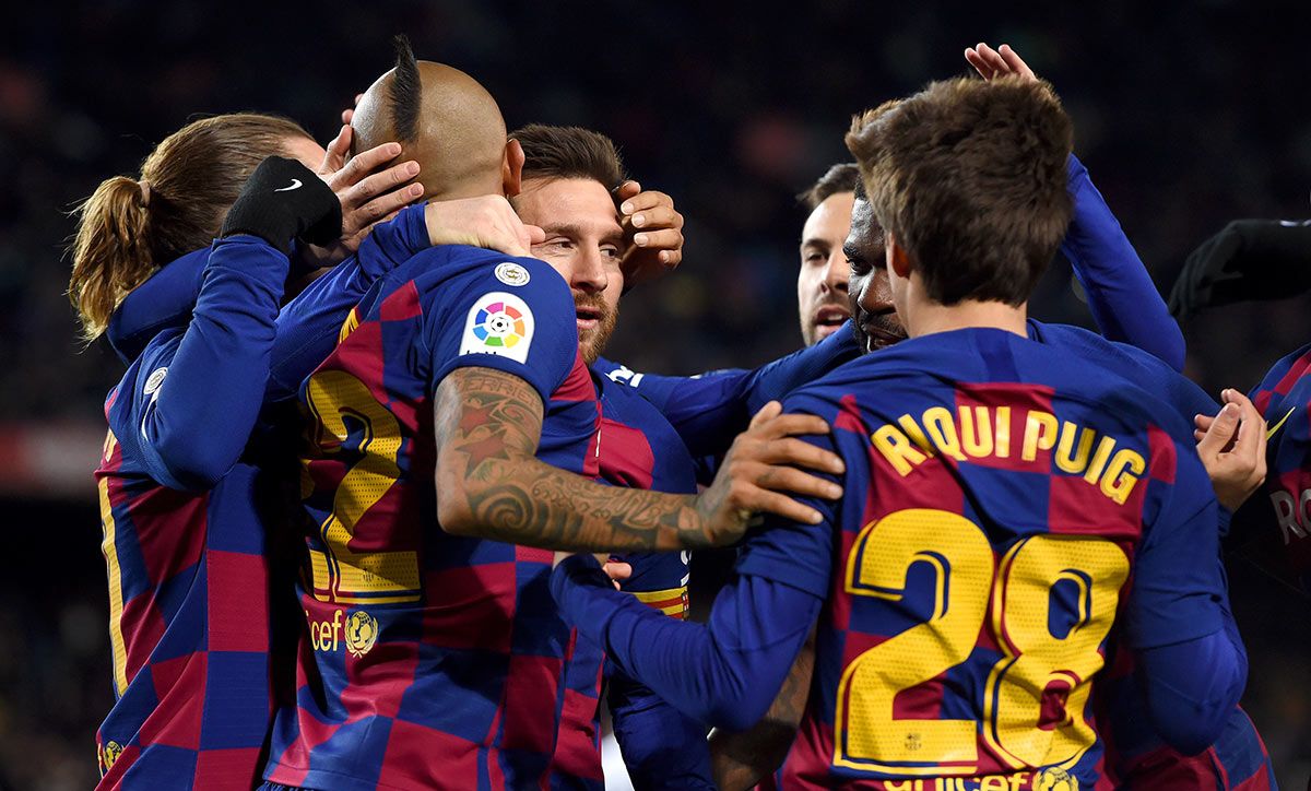 Riqui Puig y el resto de jugadores del Barça, celebrando el gol de Messi al Granada