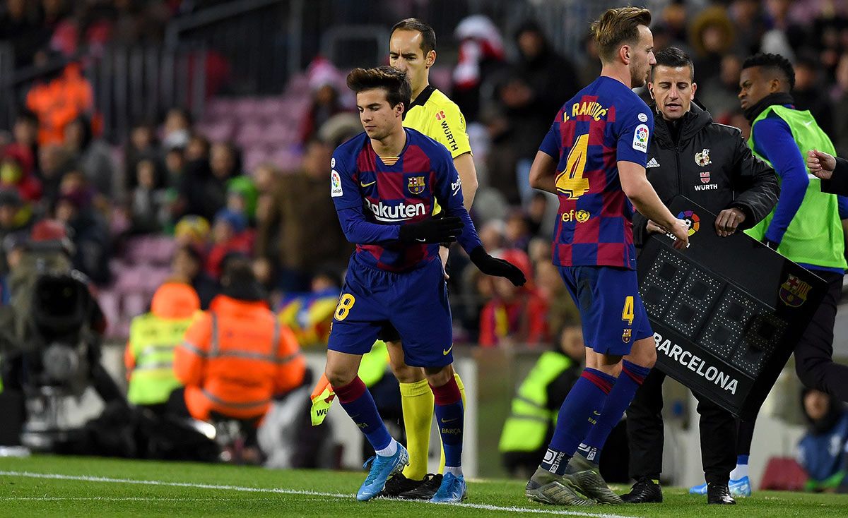 Riqui Puig, entrando al campo en sustitución de Ivan Rakitic