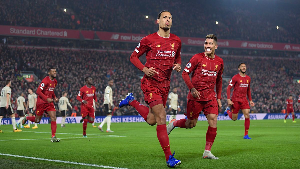 Los jugadores del Liverpool celebran un gol contra el Manchester United