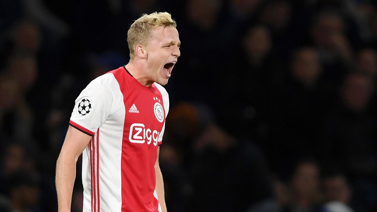 Donny van de Beek, objetivo del Real Madrid, celebra un gol con el Ajax