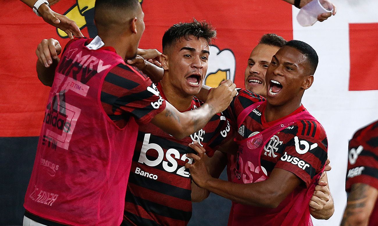 Reinier Celebrates a goal with the Flamengo