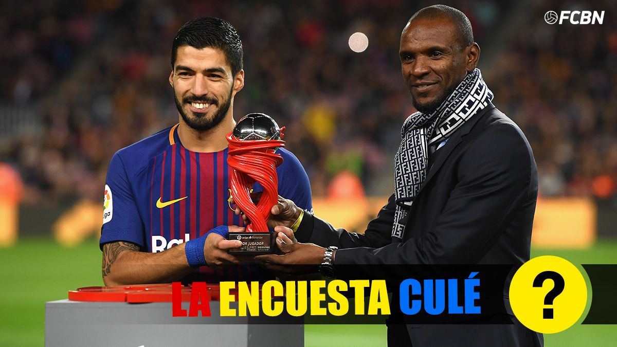 Éric Abidal, delivering to Luis Suárez the prize to better player of LaLiga in a month