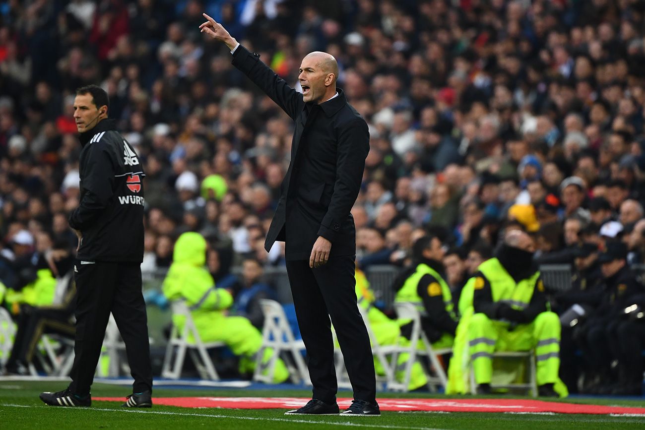 Zidane da una orden en un partido con el Real Madrid