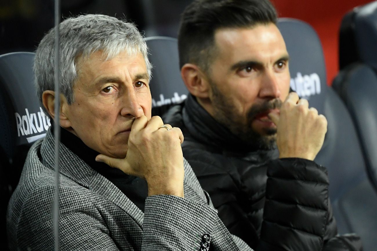 Quique Setién and his second trainer in the bench
