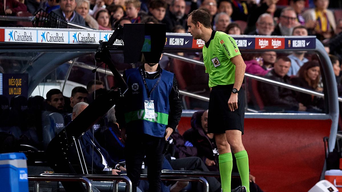 The referee Melero López consults the VAR in a match of LaLiga