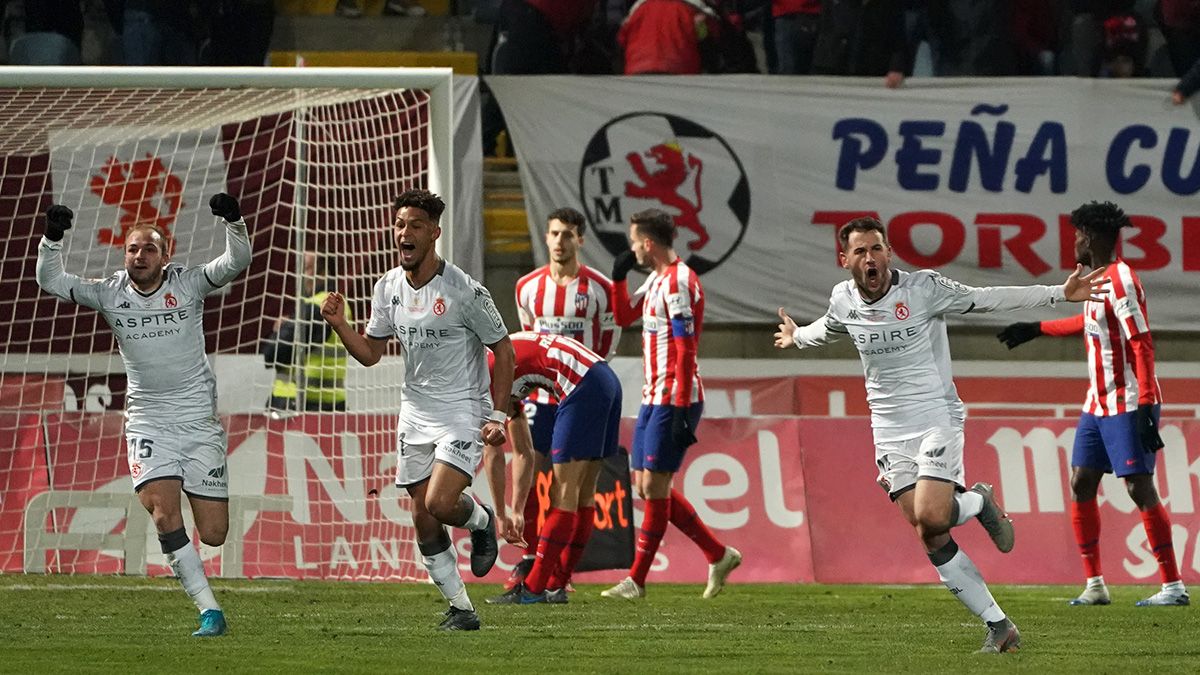 The players of Cultural Leonesa celebrate a goal against Atlético de Madrid