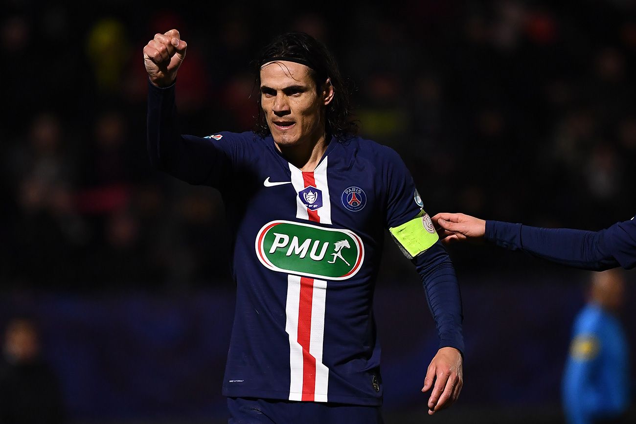 Cavani Celebrates a goal with the PSG