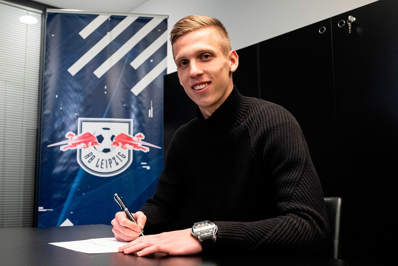 Dani Olmo firmando su contrato con el Leipzig