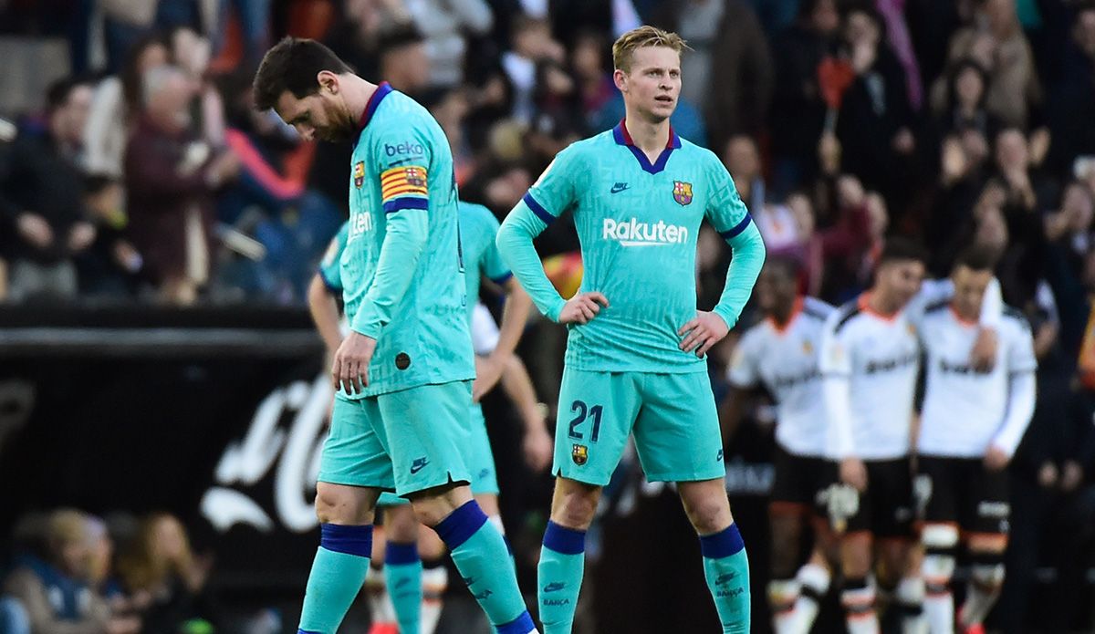 Leo Messi and Frenkie de Jong, upset after the defeat in Mestalla