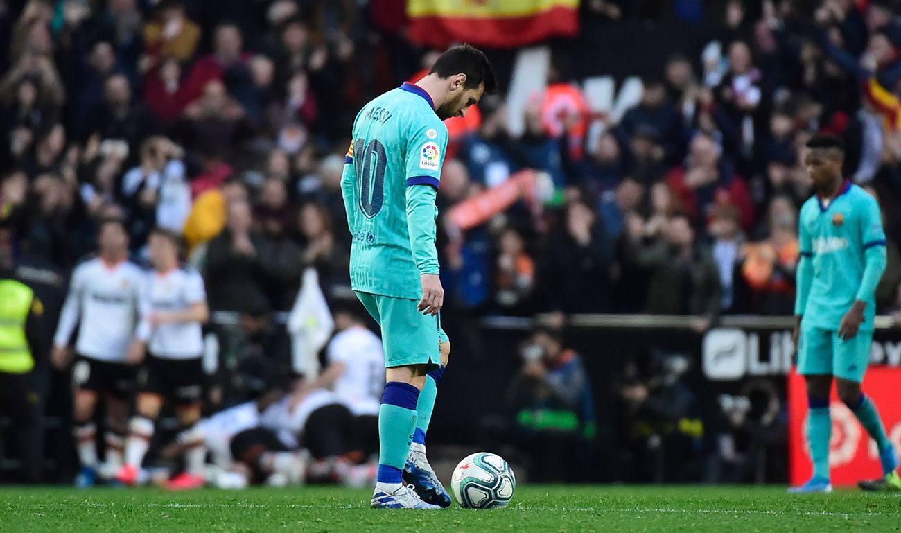 Leo Messi mira al suelo cabizbajo tras un gol del Valencia