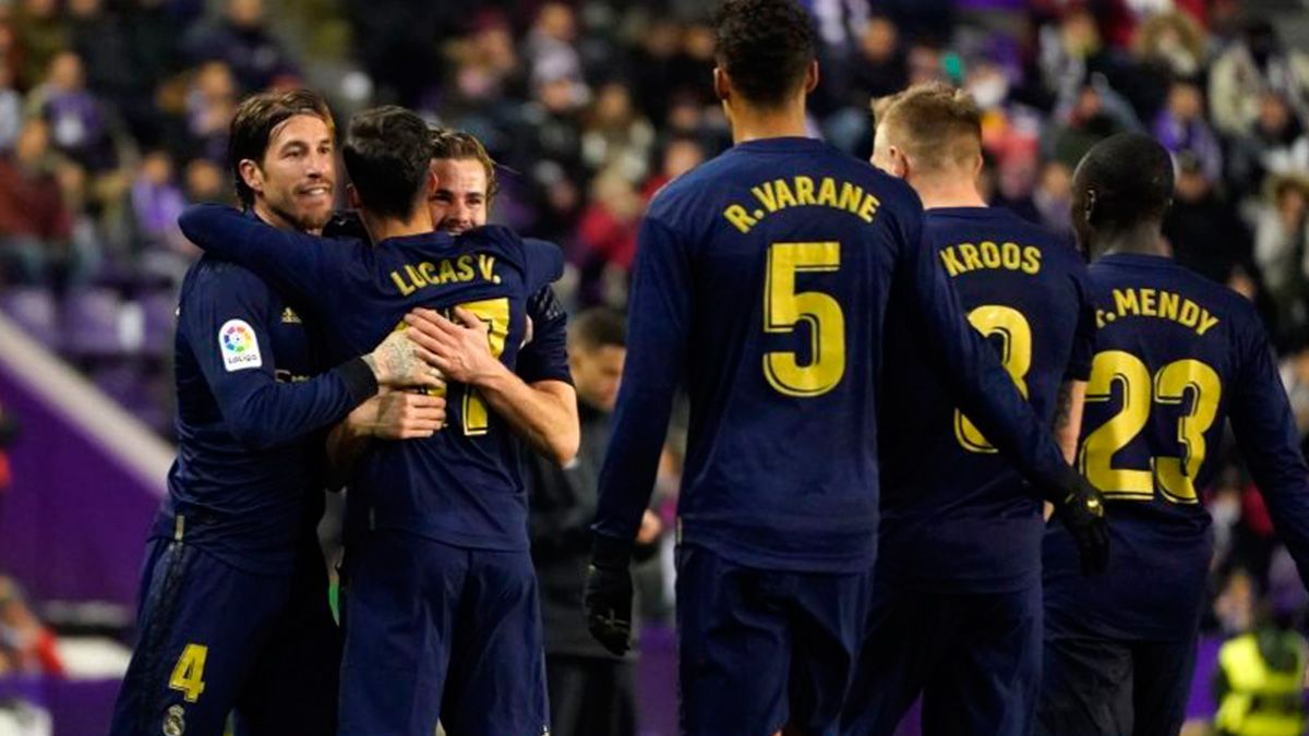 The players of Real Madrid celebrate a goal against Real Valladolid